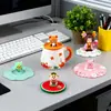 Tampas de silicone para copos, feitas sob medida com seu próprio design, apresentando figuras 3D, mascotes de IP de marcas e tampas de silicone à prova de poeira para brindes promocionais