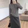 Camiseta Henley listrada abotoada estilo coreano, novo modelo de outono 26, manga longa, gola redonda, base justa, top interno