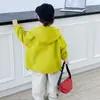 Chaqueta con capucha de estilo coreano moderno para niños, nueva para otoño 2026, ropa exterior elegante para niños