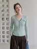 Blusa de tricô de manga longa com gola henley verde simples estilo coreano, trançada e bordada para mulheres, camisa base slim fit outono 2026