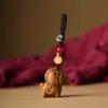 Chaveiro do Signo de Cavalo em Sândalo Verde Natural com Pingente de Pedra Ágata Vermelha e Pingente de Tira para Celular de Cavalo Pequeno