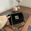 2026 Nueva Moda Color Sólido Terciopelo Bordado Retro Tendencia Casual Cadena Moda Un Solo Hombro Cruzado Pequeño Cuadrado Bolso para Mujer