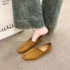 Mocassins baixos de camurça para uso externo, bico quadrado francês, sapatos de estilo "old money" de nicho, novo modelo do outono de 2026, versátil para combinar com saias