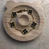 Pulseira de Trevo de Quatro Folhas e Cinco Flores para Mulheres, Aço Titânio Que Não Desbota, Várias Cores Disponíveis, Pulseira Grossa de Aço Titânio Banhada a Ouro para Exportação Transfronteiriça