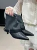 Botas de tornozelo elegantes com bico fino, patchwork, salto grosso para mulheres, coleção outono/inverno 2025, estilo europeu e americano, design de nicho com detalhes de fivela, botas nude de salto alto