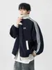 Chaqueta de Diseño Retro Americano con Empalmes de Tres Rayas para Hombre, Tendencia High Street, Cuello Solapa, Elegante Chaqueta de Béisbol de Lana para Invierno