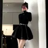 Falda Negra Corta Ajustada con Cuello Medio Alto de Otoño e Invierno con un Vestido Elegante de Estilo Princesa con Mangas Abullonadas para Mujer