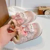 Sapatos para meninas, novo modelo outono 2026, tênis casuais infantis de sola macia, calçados esportivos versáteis e fofos para bebês meninas