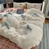 Juego de cuatro piezas estilo coreano Ins de terciopelo de leche con pelo de conejo y bordado de lazo, funda de edredón, sábana bajera, juego de tres piezas para dormitorio