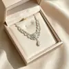 Exquisito collar vintage de diamantes y perlas brillantes de alta resistencia para mujer, cadena para la clavícula estilo palacio, lujo ligero con una sensación de alta gama y elegancia