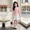 Conjunto de Duas Peças para Crianças Grandes Estilo Coreano Camiseta Casual Fina de Manga Curta com Letras Saia de Renda Doce de Verão Conjunto de Princesa
