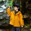 Cortavientos con capucha tres en uno para niños para primavera y otoño, chaqueta de bebé con cremallera desmontable, nueva ropa infantil 2026