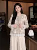 Novo top elegante estilo chinês de luxo leve, que reduz a idade e emagrece, casaco curto com babados e contas estilo nacional outonal P8005