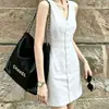 Vestido blanco sin mangas estilo coreano para mujer, verano 2026, de un solo pecho, cuello en V, entallado a la cintura, adelgazante, vestido corto tipo top sin mangas para petite