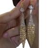 Una cortina de sueños, hermosos, brillantes, de moda, exquisitos, combinables con todo, con atmósfera de alta calidad, pendientes de cadena con borlas de trigo y hebillas para las orejas.