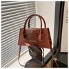 Bolso de mano con estampado de cocodrilo para mujer, novedad de verano 2024, estilo retro de alta gama, portátil, pequeño, cuadrado, personalizado, elegante.