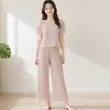 Novo conjunto de moda feminino 2026 com estampa floral em seda gelo, apresentando calças plissadas, de corte solto e curtas, e uma blusa de gola redonda, vendido como um conjunto de duas peças