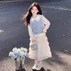 Conjunto de tres piezas moderno para mujeres de mediana edad: Camisa tipo chaleco inspirada en la dopamina, combinada con una falda de retazos de encaje en capas estilo coreano