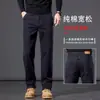 Calça jeans de alta qualidade na cor cinza fumaça, calça masculina de corte reto e modelagem solta, coleção outono/inverno 2026, calça longa casual para homens de meia-idade, com forro de fleece