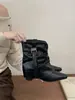 Botines retro estilo coreano con punta cuadrada pequeña, diseño interior que aumenta la altura y detalle de hebilla de cinturón, una pieza de moda de la colección Otoño 2026