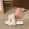 Chinelos peludos casuais de sola macia, novo modelo outono 2026, chinelos slip-on de sola plana de luxo discreto para mulheres, adequados para sair, atacado