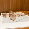 Nuevas gafas de sol retro de montura ovalada, que encarnan una estética "old money" sofisticada y elegante, perfectas para fotografía de street style y que ofrecen protección UV.