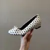 Novo Estilo Francês! Sapatos Baixos com Laço de Bolinhas para Mulheres 2026 Novo Estilo de Moda com Salto Camuflado para Aumento de Altura Sapatilhas