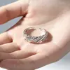 Anel Geométrico de Luxo Leve com Diamantes para Mulheres, Elegante e Estiloso, Moderno e Versátil para Uso Diário, Anel para Dedo Indicador, Fornecimento Atacado