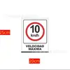 É proibido estacionar em frente à porta da garagem na Espanha.. Por favor, não estacione na área da entrada.. Existe um aviso de entrada e saída de veículos na parte interna da porta da garagem.
