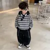 Ropa de Invierno para Niños Sudadera con Capucha Rayada Gruesa de Terciopelo Plus Nuevo 2026 Sudadera con Capucha para Niños Estilo Otoño/Invierno Moda de Invierno para Niños