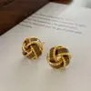 Pendientes de nudo concéntrico vintage francés de lujo ligero y alta gama, diseño de nicho, versátiles y elegantes, pendientes de Año Nuevo, accesorios para orejas de otoño e invierno