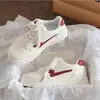 Zapatillas blancas versátiles de punta redonda, súper populares, nuevas para primavera/otoño 2026, para mujer, populares, de suela gruesa para aumentar la altura, zapatillas casuales de tabla para estudiantes
