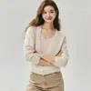 Elegante cardigã de mistura de caxemira e seda de amoreira com uma blusa de alça fina por baixo, um conjunto de duas peças para mulheres, perfeito para outono e inverno