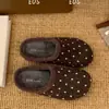 Pantuflas cerradas tejidas de malla hueca estilo retro para mujer, modelo 2026, pantuflas planas de suela suave para interior del hogar, invierno