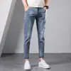 Jeans skinny slim fit novo de primavera para homens, calça cropped estilosa versátil da moda para jovens, com 9 pontos de comprimento e stretch