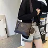 Bolsas femininas populares deste ano 2026 nova tendência moda retrô estampada bolsa transversal tipo balde bolsa de ombro de grande capacidade