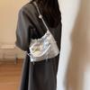 Bolso pequeño popular de este año para mujer, nuevo bolso de mensajero de hombro con cadena versátil de verano 2023, bolso de cubo de estilo coreano con textura.