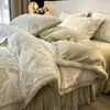 Conjunto de Quatro Peças de Leite Felpudo Espesso Esculpido para Outono e Inverno com Renda de Pelo de Coelho Bolas de Renda Lençol Jacquard de Luxo Leve Capa de Edredom