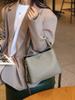 Bolso de piel de vaca de moda personalizado para mujer, nuevo bolso de cubo de gran capacidad, versátil bolso bandolera de piel auténtica para el trabajo.