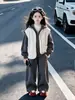 Conjunto Espeso con Forro de Felpa para Niñas Otoño Invierno 2026 Nuevo Estilo Coreano Chaleco Casual con Capucha para Niña Conjunto de Tres Piezas