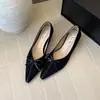 Zapatos de tacón de cuña estilo coreano 2026 con un elegante diseño de patchwork, perfectos para otoño, con acabado de gamuza y un tacón medio retro