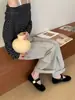 Sapatos rasos vintage retrô de tira única com bico dividido falso para mulheres, primavera e outono de 2026, sapatos Mary Jane de vovó com sola macia