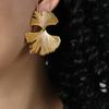 Pendientes de estilo chino con hojas en forma de abanico, plisados y exagerados, de acero de titanio y hoja de ginkgo, con personalidad y temperamento metálico para mujer.