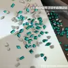 Decoraciones para uñas de fondo plano color esmeralda, diamantes K9 de fondo plano biselados de forma irregular súper brillantes, estilos mixtos de diamantes para uñas color verde oscuro en forma de marquisa