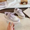 Zapatillas Deportivas Suaves para Niñas 2026 Primavera/Verano Nuevos Zapatos Casuales Versátiles de Moda Infantil con Adorno de Encaje Zapatos de Plataforma Pequeña Modernos
