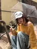Suéter Amarillo de Hombros Descubiertos Estilo Coreano Atmosférico, Perezoso y de Alta Gama, Ropa de Principios de Otoño para Mujer, Top Holgado Súper Bonito para Usar Solo
