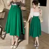 Saia midi feminina de cintura alta, corte evasê, modelagem que cobre o quadril, estilo retrô francês, coleção outono 2026.