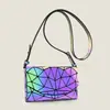 Bolsa Feminina de Comércio Exterior 2025 Nova Verão Patchwork Bolsa Laser Rombos Geométricos Bolsa Quadrada Pequena Bolsa de Ombro Envelope Luminosa