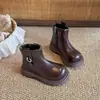 Botas para Niña 2026 Otoño Nuevas Versátiles Hebilla Metálica Botas de Princesa Estilo Coreano Versátiles para Niños Medianos y Grandes Elegantes Botas Individuales