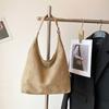 Bolsa de camurça de grande capacidade casual para viagem feminina 2024 nova bolsa de ombro transversal de outono e inverno bolsa balde